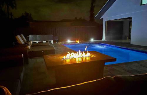 Luxe Pool Home minutes from the beach! - Photo 3