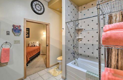 Idyllic Dtwn Anchorage Condo with Fireplace! - Photo 21