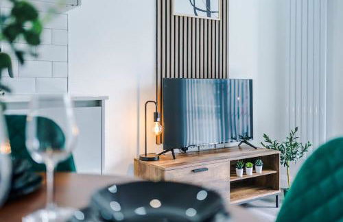 Heart of Didsbury Luxury 2 Bed Apartment by HASS HAUS - Photo 14