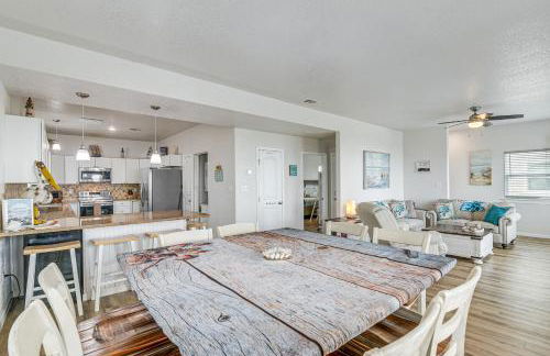 2 Decks, Patio and Views Beachfront Texas Retreat - Photo 7