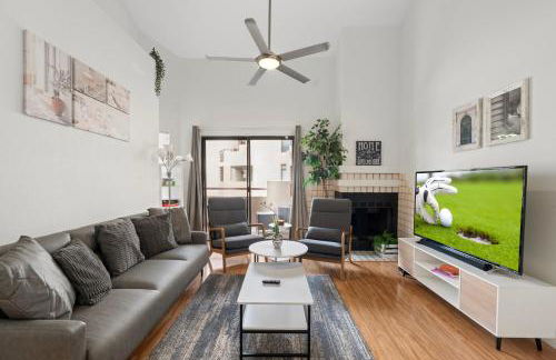 Mid-Century, Two-story with private Balconies & Pool view - Foto 1