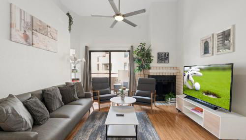 Mid-Century, Two-story with private Balconies & Pool view - Foto 1