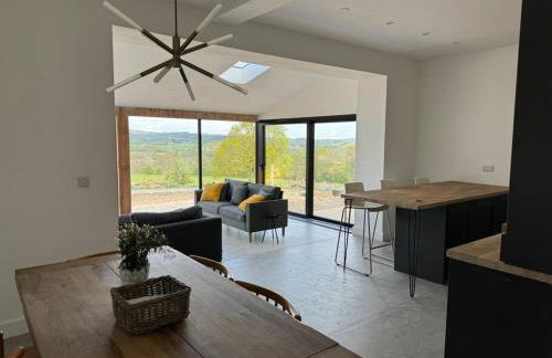 The Hayloft, Modern 4 Bed, 8 person, Barn Conversion in a Rural Location with Great Access & Hot Tub - Foto 16