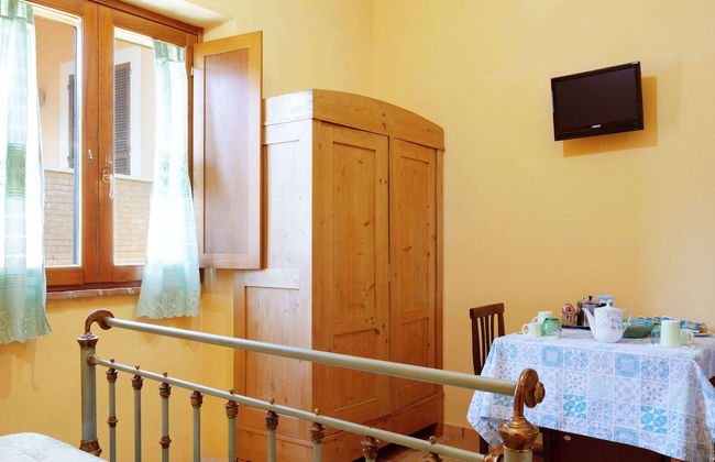 Sun-kissed Holiday Home With Swimming Pool - Photo 3