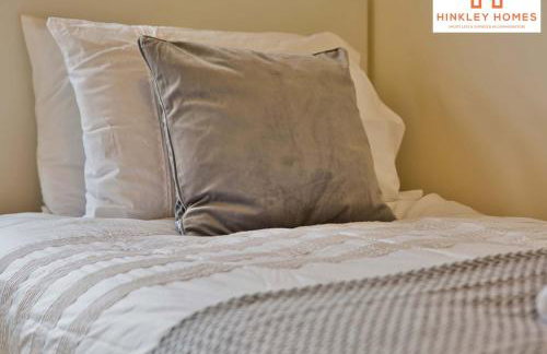 Centrally Tucked Away Private 4bed - Free parking! By Hinkley Homes Short Lets & Serviced Accommodation - Foto 19