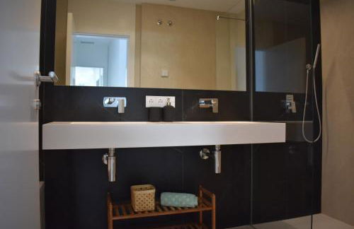 Luxury complex beachfront apartment, infinity pool, sauna, gym and large terrace - Foto 18