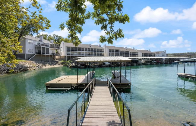 Luxury Waterfront Lakehouse With Private Dock Views - Photo 4