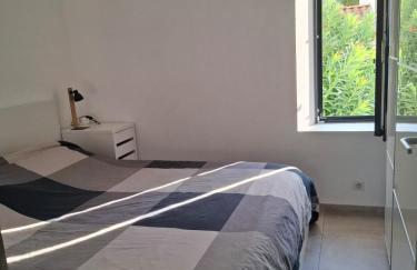 50 M2 -T3- 4 personnes - Moderne-Climatisé-2 chambres-Wifi -Très grande terrasse de 35 M2 avec BBQ-1er étage dans petit immeuble - Vue magnifique et dégagée - Foto 10