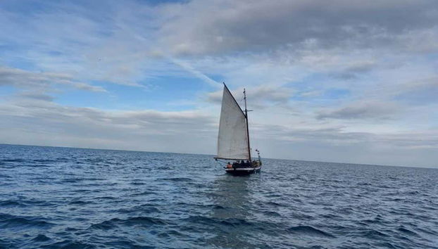 Veleiro navegando pelas águas de La Coruña