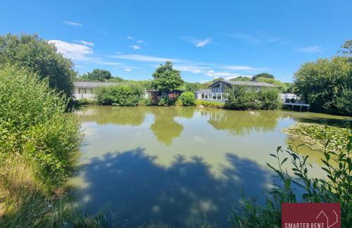 Milford on Sea - 4 Bedroom Lodge in Shorefield Country Park - Photo 12