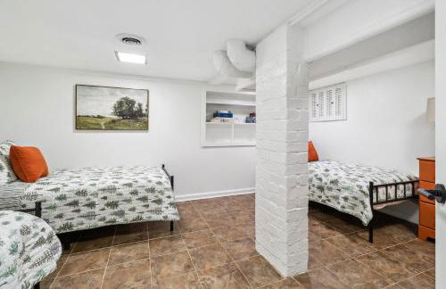 Secluded Lakefront Escape w Private Dock, 600ft Shoreline and Views, Sleeps 13 - Foto 34