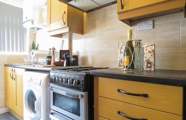 Tudors eSuites 4 Bedroom House with Garden & 9 Beds - Foto 19