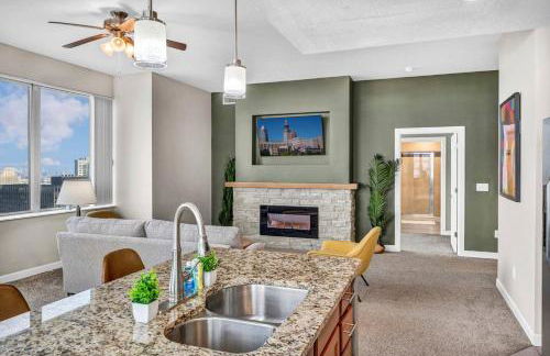 Luxury 21st Floor Penthouse | Great Downtown VIEWS - Photo 23