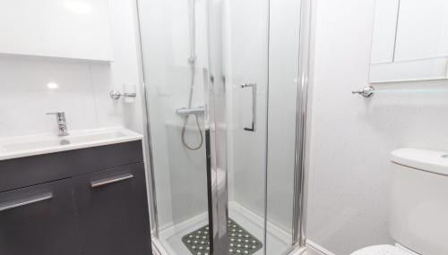 Spalding Town Centre Luxury Private Apartment - Foto 3, Shower
