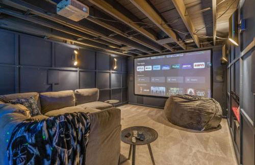 Zestlife-LuxuryEscape-ThemedRooms-Pool-GameRoom - Foto 7