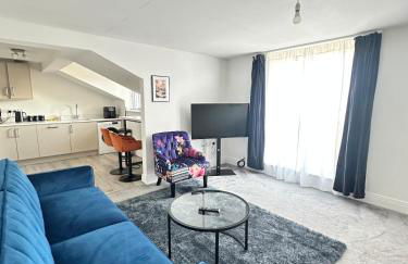 Modern 2 Bedroom First Floor Apartment, Free Parking, Woking - Foto 1