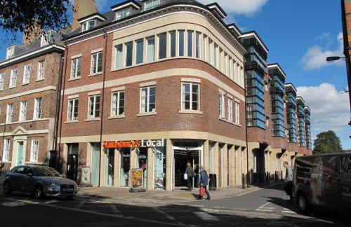 Churchill Two Bedroom Apartments with Free Parking and The Minster view - Foto 8