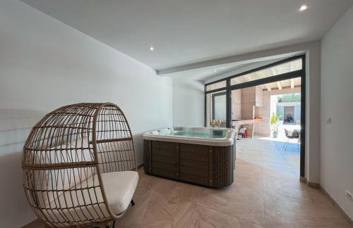 Mediterranean Oasis Seaside Villa with Pool - Foto 11