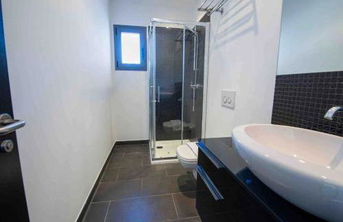 Idyllic 6 bed villa stunning sea view salt pool - Foto 37