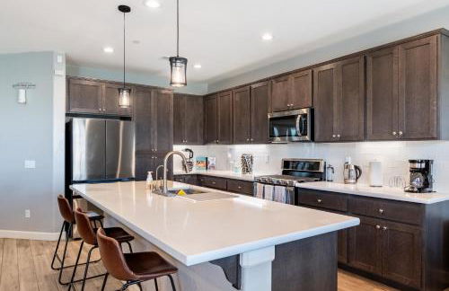 Spacious 4BR Home With BBQ, Near Sequoia & Fresno - Photo 17