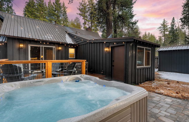 Westlake Cabin by Avantstay Hot Tub, Near Skiing, Walk to Restaurants & Lake! - Foto 1