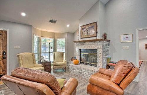 Holly Lake Retreat w/ 2 Community Pools & Yard - Foto 6