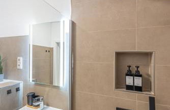 Modern, komplett saniert, in zentraler Citylage beim Kennedyplatz, voll ausgestatte Küche, offener Wohn- und Essbereich, helle Räume - Photo 11