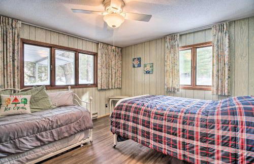 Cabin Getaway with Private Dock, Walk to Trail! - Foto 16