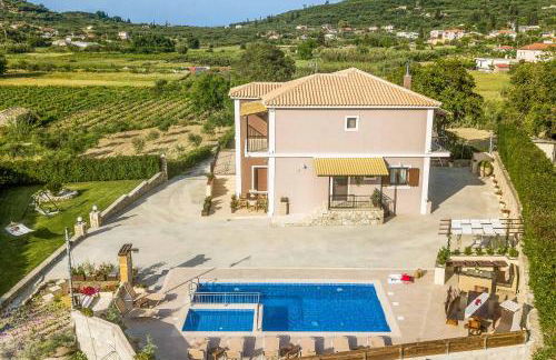 Maggie Alonia - Photo 21