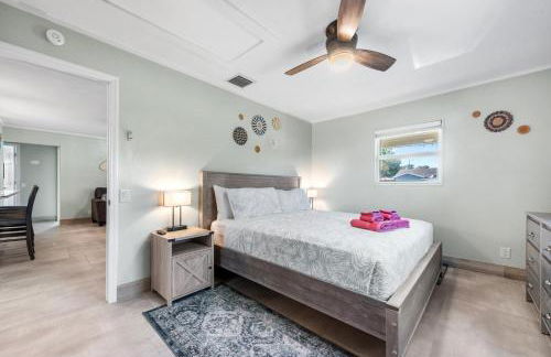 Boho Tiki Villa w Heated Saltwater Pool, King Beds & 6TVs - Photo 25