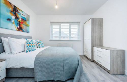 Spacious Luton Home Sleeps 8 - Foto 12