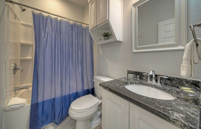 6bdr, Balcony w/ Bay View, Shared Pool + Boat Dock Keeper Red by Avantstay - Foto 27