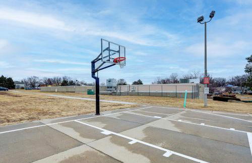 Bring the Family! Suburban Home with Yard in Omaha - Foto 30