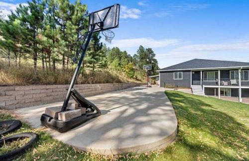 Black Hills Getaway with Hot Tub & Game Room for 18 - Foto 57