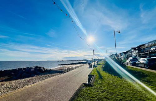 4-Bedroom House 5 mins to Beach & Parking - Foto 12