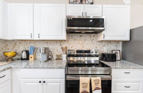 Modern 5BR with Full Kitchen, Game Room, Fenced Yard and BBQ Grill - Foto 43