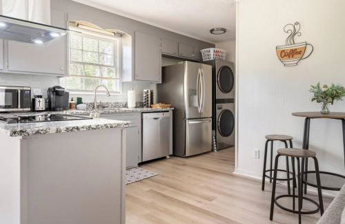 Updated home near Fort Jackson - Foto 12