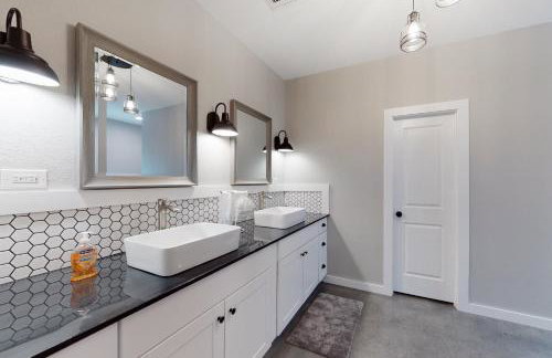 Secluded home with firepit, gas grill, central AC, game room, W/D - Foto 16