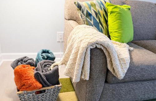 Lakefront Home with Deck Views and Screened Porch - King beds - Game Room - for HPU, Furniture Market - Foto 6