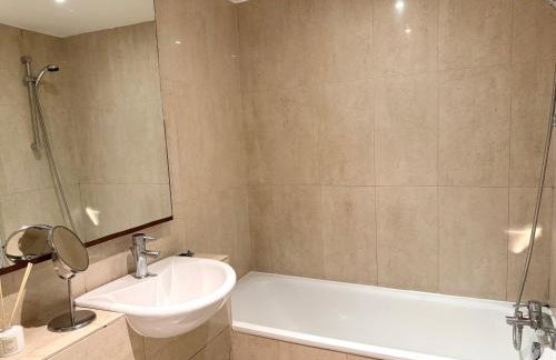 Central Brick Lane 2 Bedroom Flat - Private Patio - Foto 18