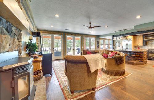 Lakefront Afton Home with Hot Tub and Game Room! - Foto 2
