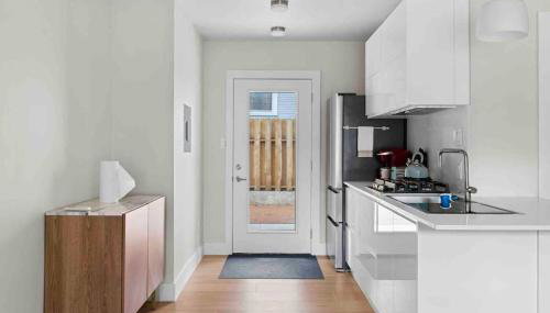 Superb location steps to DT and UT - Foto 4