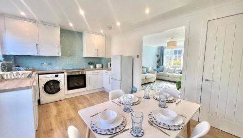 Luxury Modern House, Free Driveway Parking and Garden! Fully Equipped, Sleeps 6 Guests - Foto 3, stove, dishwasher, pet friendly, toaster, minibar