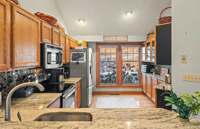 Mountain Escape With Game Room, Balcony & Stunning Views in the Poconos Christina - Foto 13