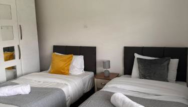 Spacious Luxurious Serviced Accommodation 1 - Photo 2