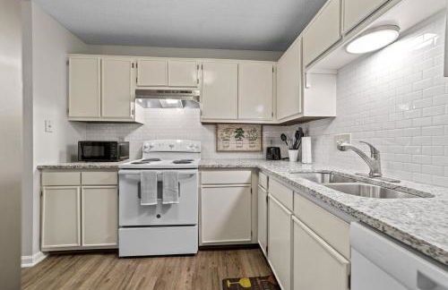 Quiet 2 Bedroom Condo In Greensboro - Photo 9