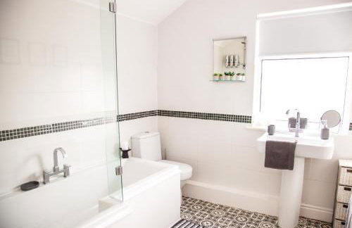 Contractor house, sleeps 5, close to restaurant's and bars, Long stays available, Oveyo Accommodation - Foto 6