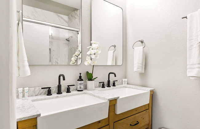 The Fancy Fox Stunning 4 BR Retreat, Min to Lake - Foto 24