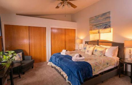 Spacious 3BR Home with Hot Tub & Private Yard - Foto 4