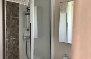 2 bed, 2 bath with decking overlooking the fishing lake at Sand Le Mere - Foto 5